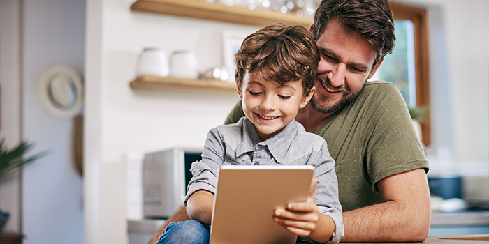 uomo che guarda il tablet con il figlio 