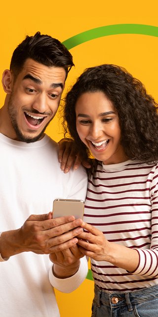 Ragazze che sorridono bevendo un caffè e guardando lo smartphone