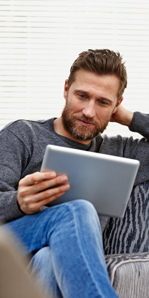 Ragazzo che guarda il tablet